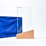 ⁦درع كريستال 15×23 مع قاعدة خشب#85⁩ - الصورة ⁦4⁩