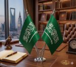 ⁦علم  المملكة العربية السعودية مكتبي صغير مجوز #985⁩ - الصورة ⁦2⁩