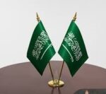 ⁦علم  المملكة العربية السعودية مكتبي صغير مجوز #985⁩ - الصورة ⁦4⁩