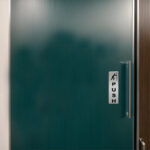 ⁦لوحة ألمنيوم إرشادية للأبواب (5×13 سم)  عدد 2🚪⁩ - الصورة ⁦5⁩